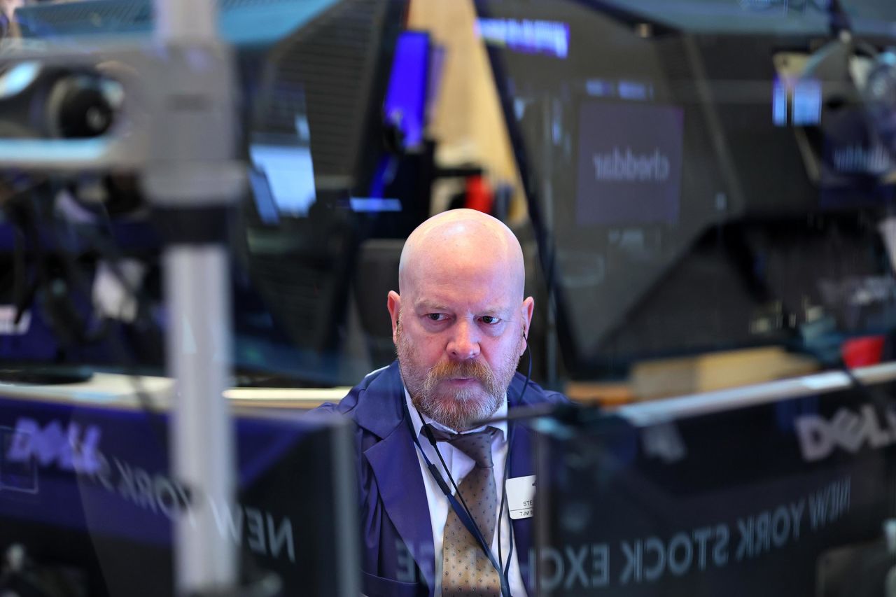 Federal Reserve Holds Rates Steady Amid Tariff Uncertainty: May FOMC Meeting Analysis